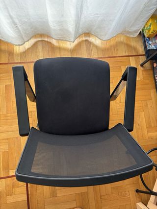 Silla oficina ergonómica negra,