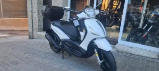 Piaggio Beverly 300 Maxi Scooter