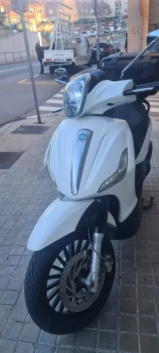 Piaggio Beverly 300 Maxi Scooter