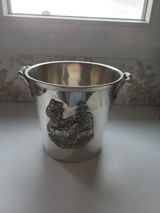 Cubitera de metal con adornos de estaño o Macetero