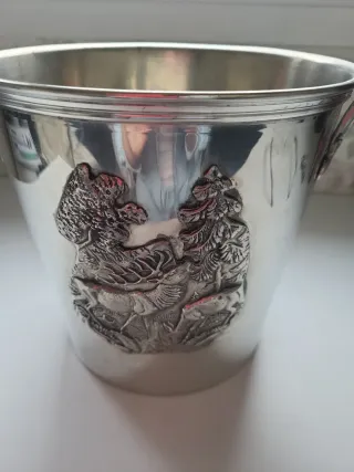 Cubitera de metal con adornos de estaño o Macetero