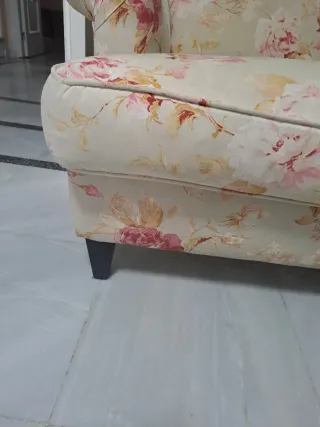 Sillón de tela floral beige y rosa