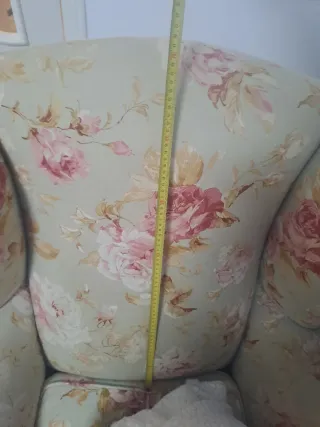 Sillón de tela floral beige y rosa
