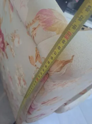 Sillón de tela floral beige y rosa