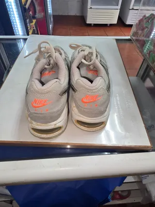 Zapatillas Nike Mujer Beige y Dorado