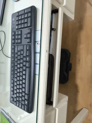 Mesa escritorio de madera con cristal