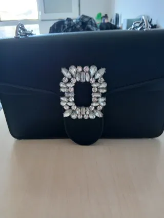 Bolso negro con cadena y pedrería