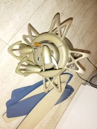 Ventilador de techo con aspas de madera y plástico