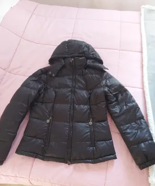Chaqueta de plumas negra con capucha