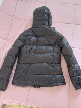 Chaqueta de plumas negra con capucha