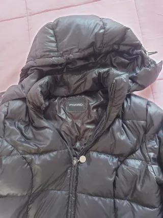 Chaqueta de plumas negra con capucha