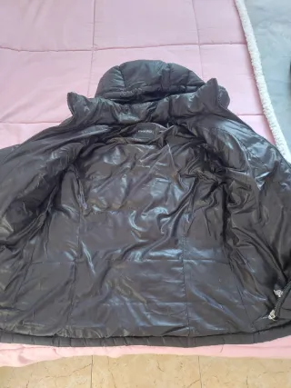 Chaqueta de plumas negra con capucha