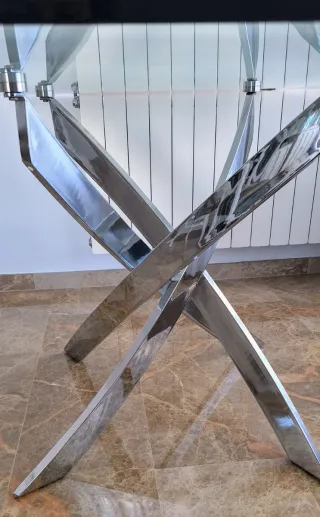 Mesa de comedor en cristal y metal