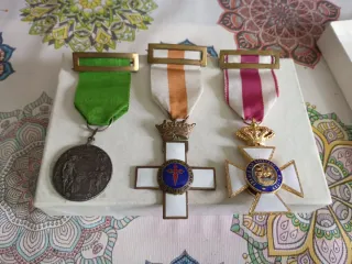 Lote 3 Medallas Militares con Cintas y Coronas