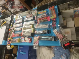 Señuelos de pesca variados