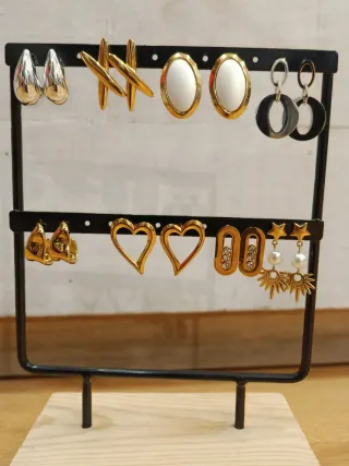 Pendientes dorados y plateados