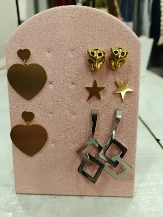 Pendientes dorados y plateados