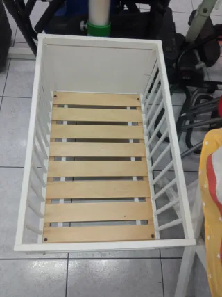 Cuna de madera blanca mecedora