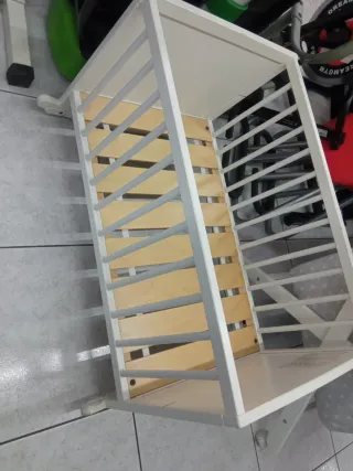 Cuna de madera blanca mecedora