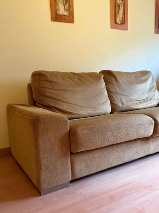 Sofá 2 plazas Granfort color mostaza. Zamora.