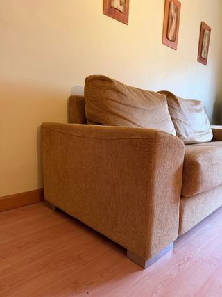 Sofá 2 plazas Granfort color mostaza. Zamora.