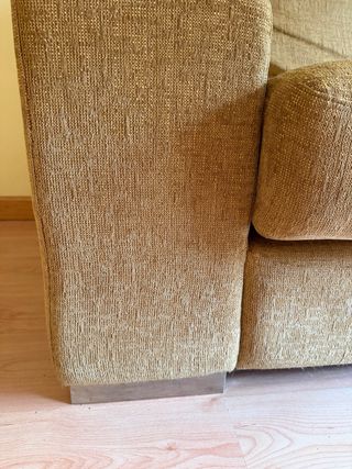 Sofá 2 plazas Granfort color mostaza. Zamora.