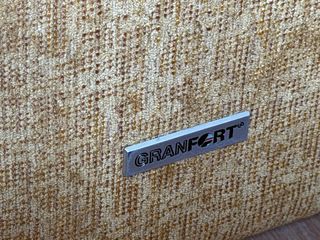 Sofá 2 plazas Granfort color mostaza. Zamora.