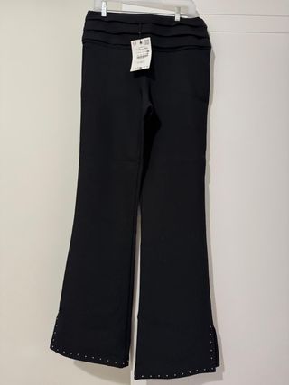 Pantalón flare con tachas Talla M