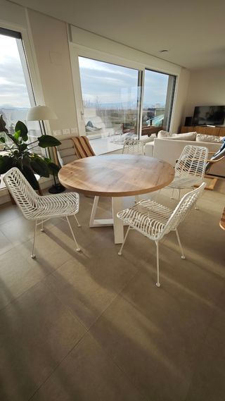 Mesa redonda madera y 4 sillas metal