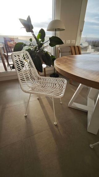 Mesa redonda madera y 4 sillas metal