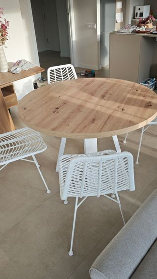 Mesa redonda madera y 4 sillas metal