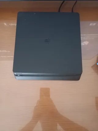 PS4 (Playstation 4) Negra con Mandos y Juegos
