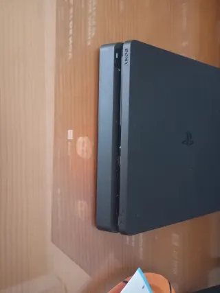 PS4 (Playstation 4) Negra con Mandos y Juegos
