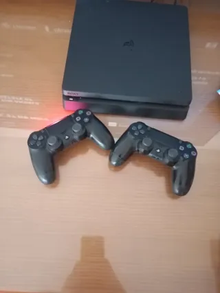 PS4 (Playstation 4) Negra con Mandos y Juegos