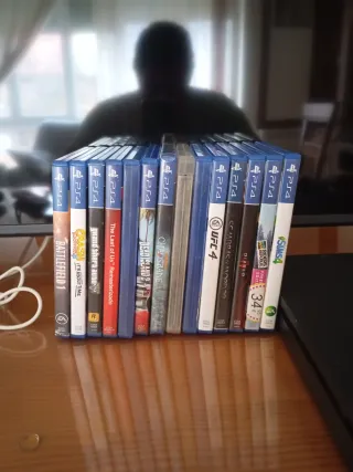 PS4 (Playstation 4) Negra con Mandos y Juegos