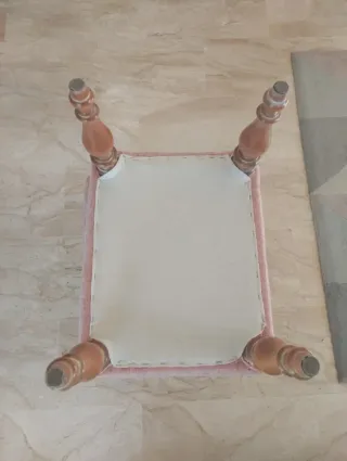 Puff tapizado rosa patas madera