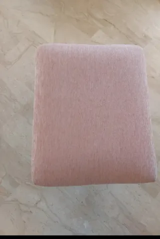 Puff tapizado rosa patas madera