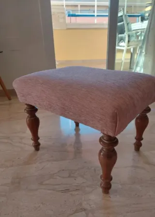 Puff tapizado rosa patas madera