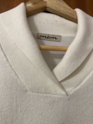 Jersey blanco cuello pico