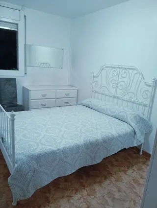 Cama de metal con cabecero ornamental