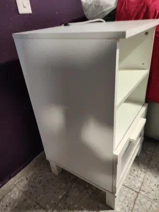 Mesita de noche blanca