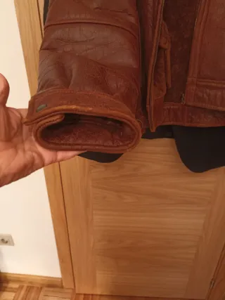 Cazadora motera de piel marrón