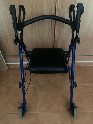 Andador azul con asiento y cesto de amacenamiento