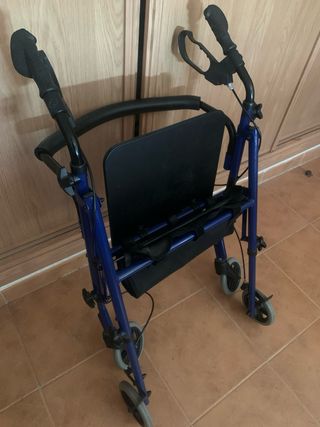 Andador azul con asiento y cesto de amacenamiento