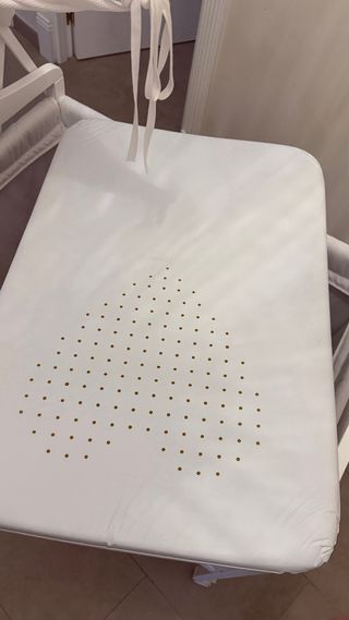 Minicuna blanca con dosel y ruedas en color blanca