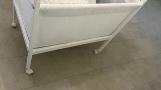 Minicuna blanca con dosel y ruedas en color blanca