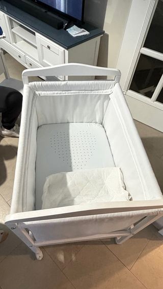 Minicuna blanca con dosel y ruedas en color blanca