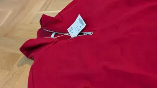 Sudadera roja con cremallera