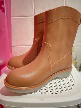 Botas de agua marrones