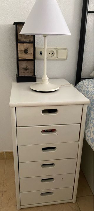 Mesitas de noche de madera se venden 2 x 30